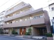 茶色の外装でおおわれている介護施設の外観