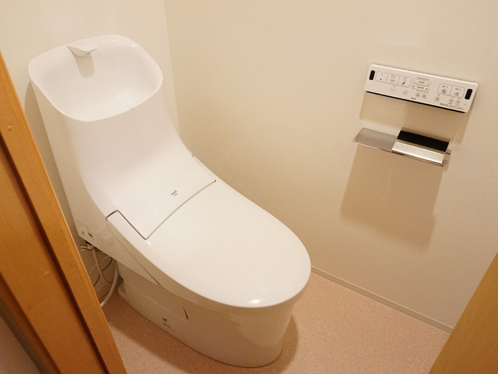 温水洗浄機も設置されているトイレ
