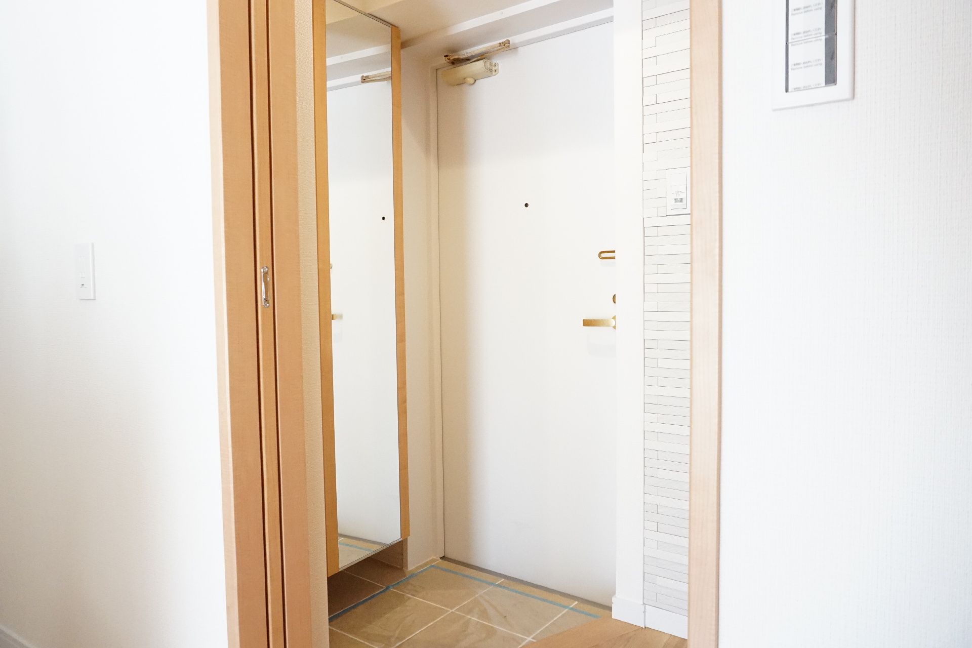 マンション内の居室にある玄関