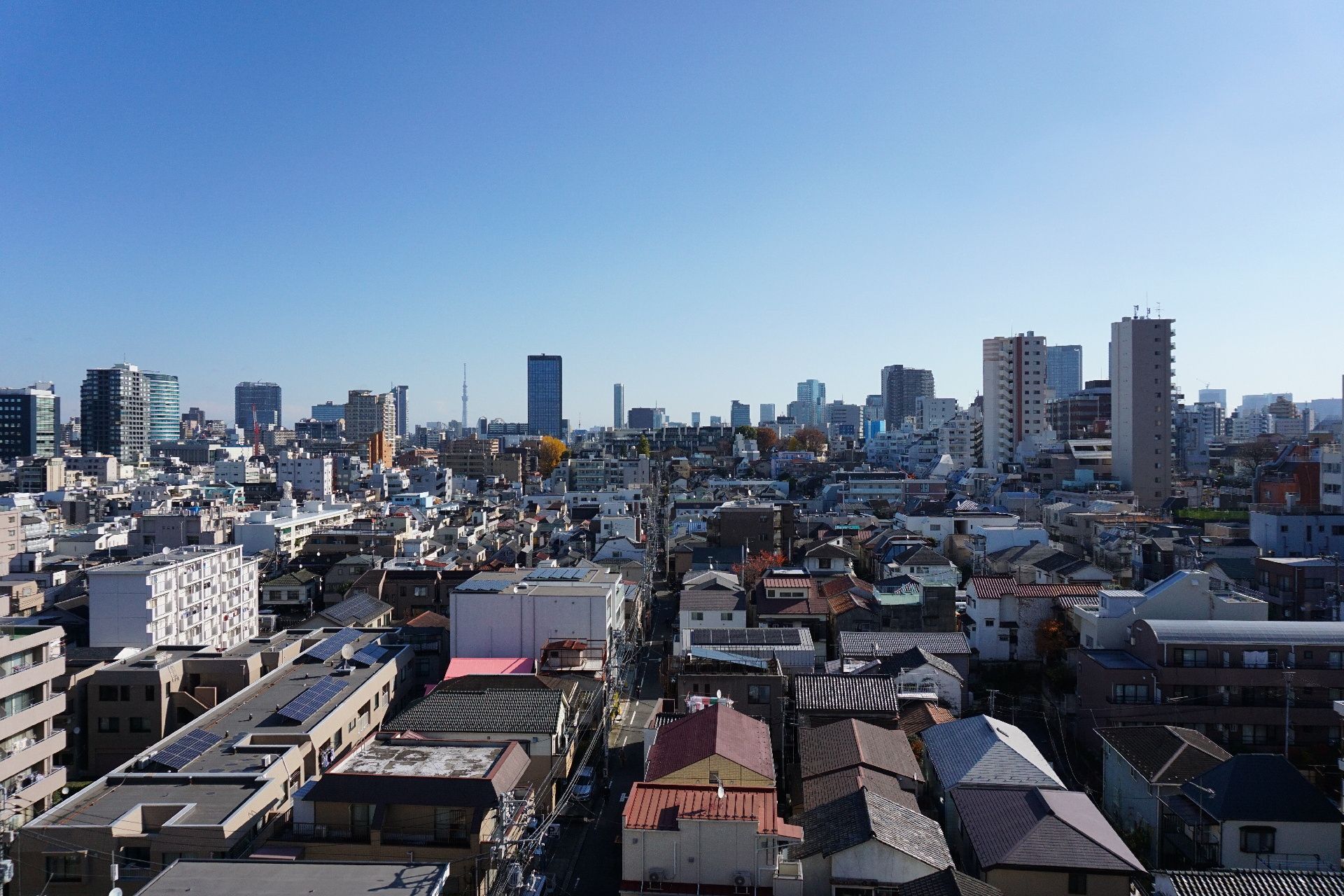 見渡すと住宅地が広がっている周辺環境