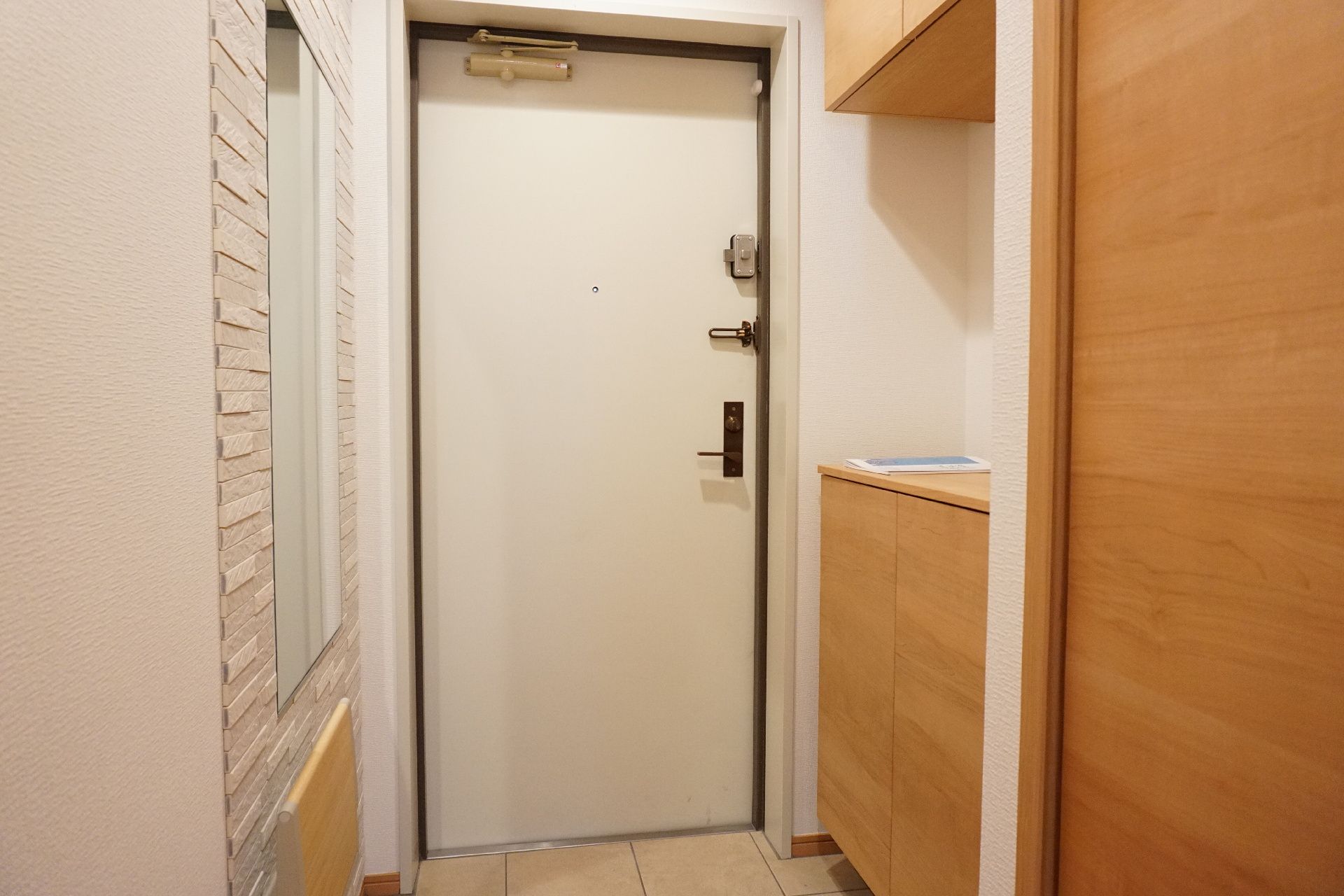 居室内にある、下駄箱が設置された玄関