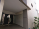 白い建物と周辺の風景