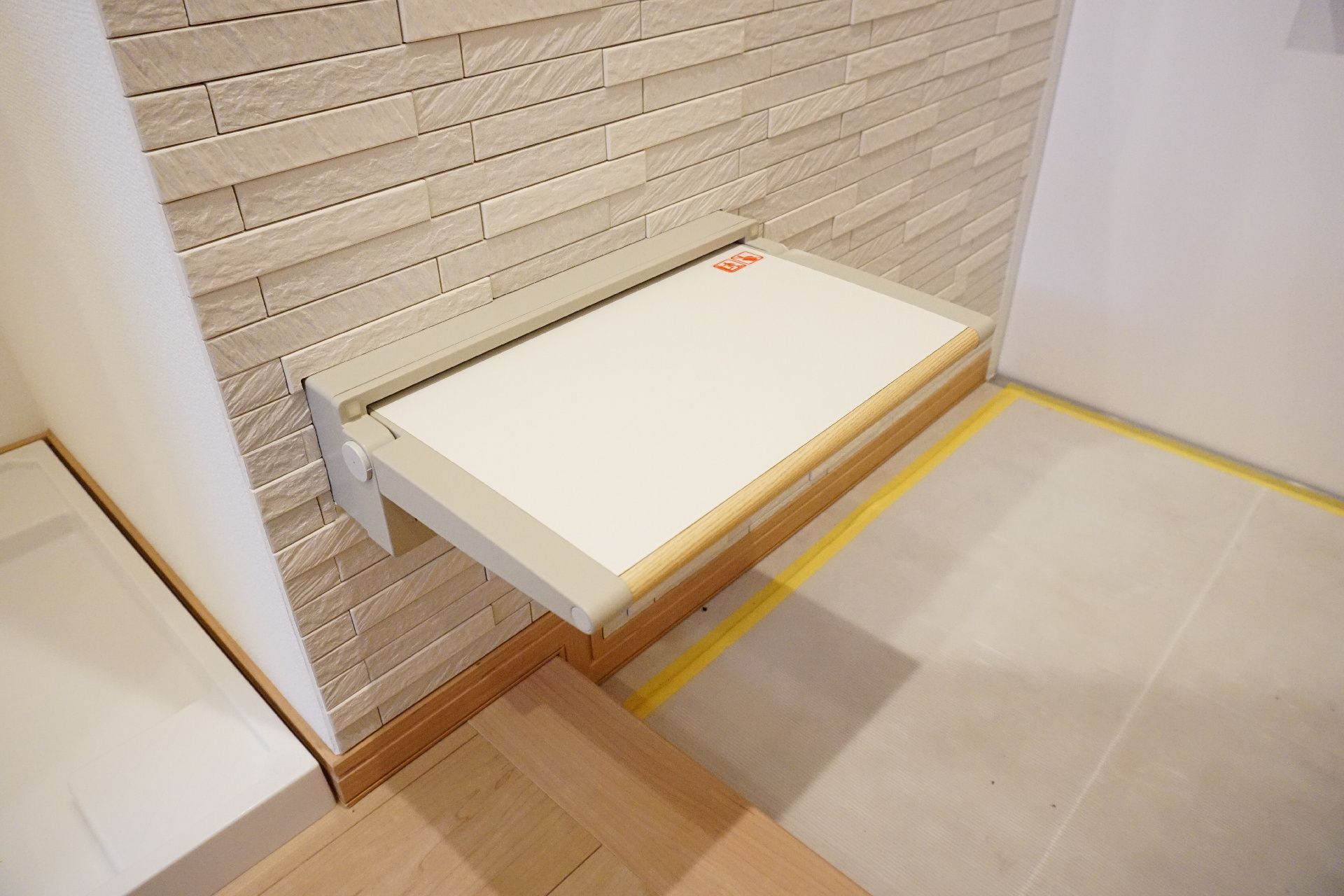 居室に設置されている、荷物を置くための収納できる板