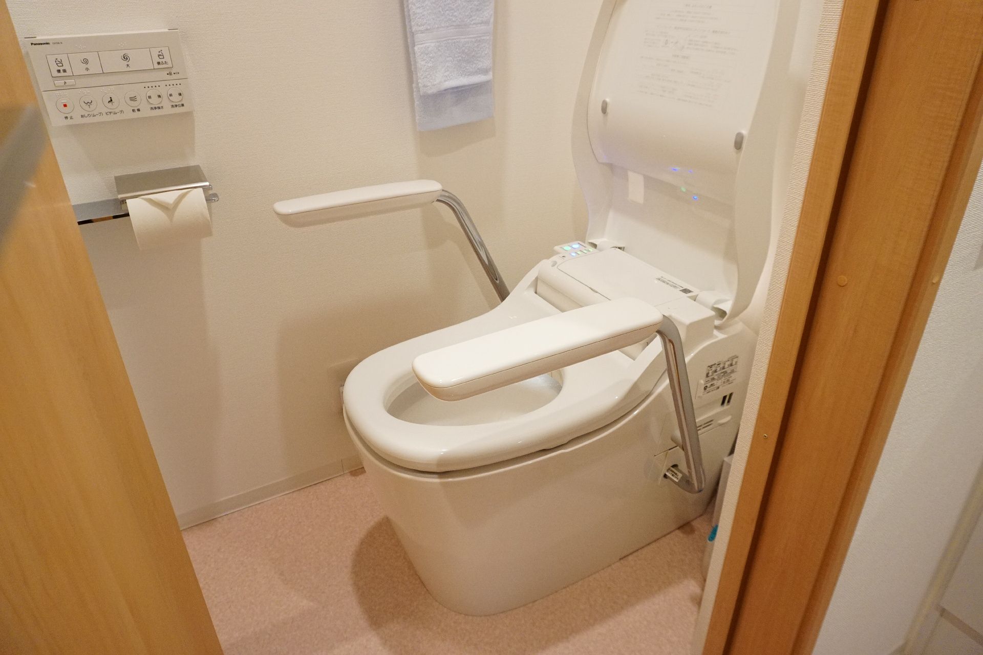 壁にL型手すりが設置され、バリアフリー化されているトイレ