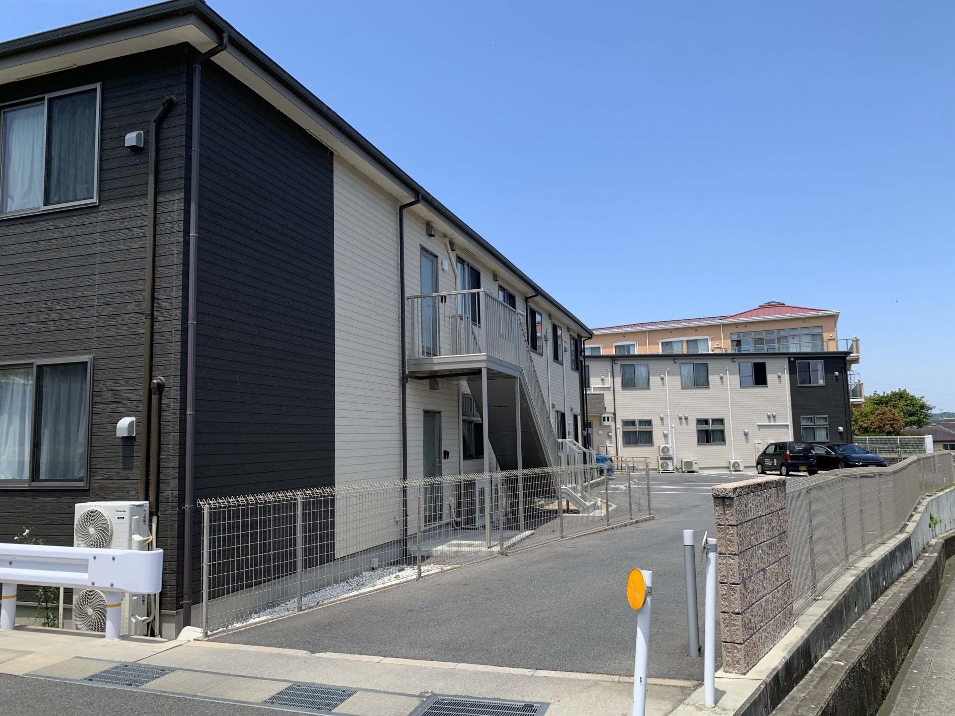 明るく清潔な外観