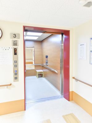 エレベーター内部