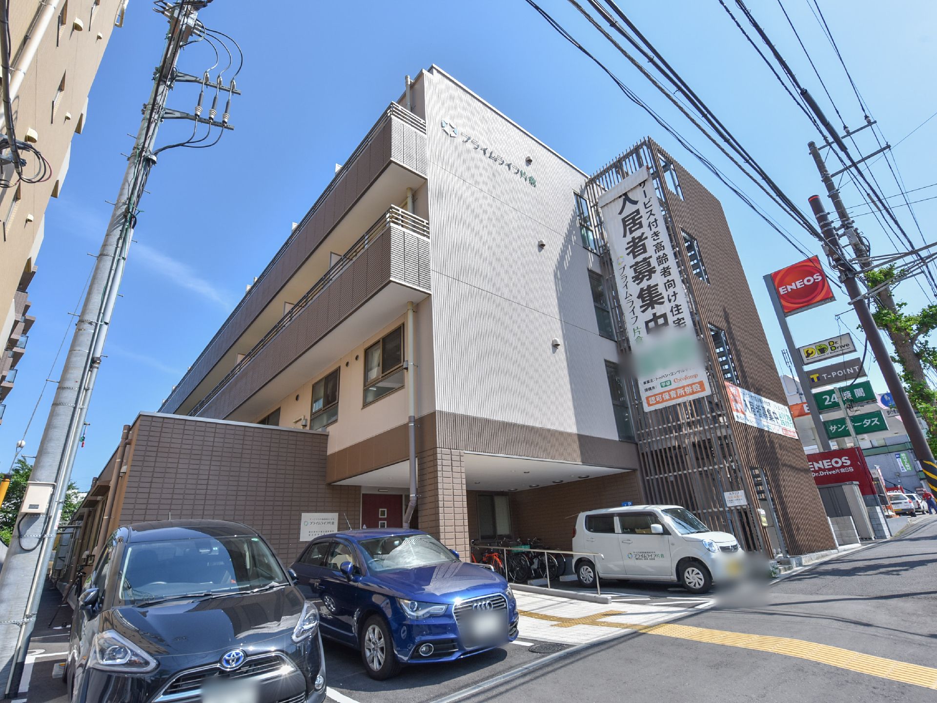 施設はグレーと茶色を基調とした4階建ての建物。1階部分には駐車場と駐輪場が設置されている。駐車場は4台停められる。