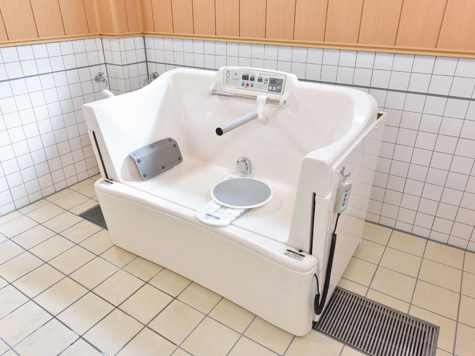 介護度が高い入居者の方でも、介護浴そうを使用し、入浴介助を行うことで安全に入浴することができるので安心。