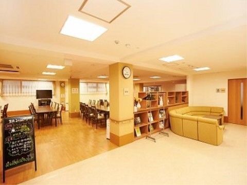 入口にメニューなどが書かれたボードが置かれている食堂