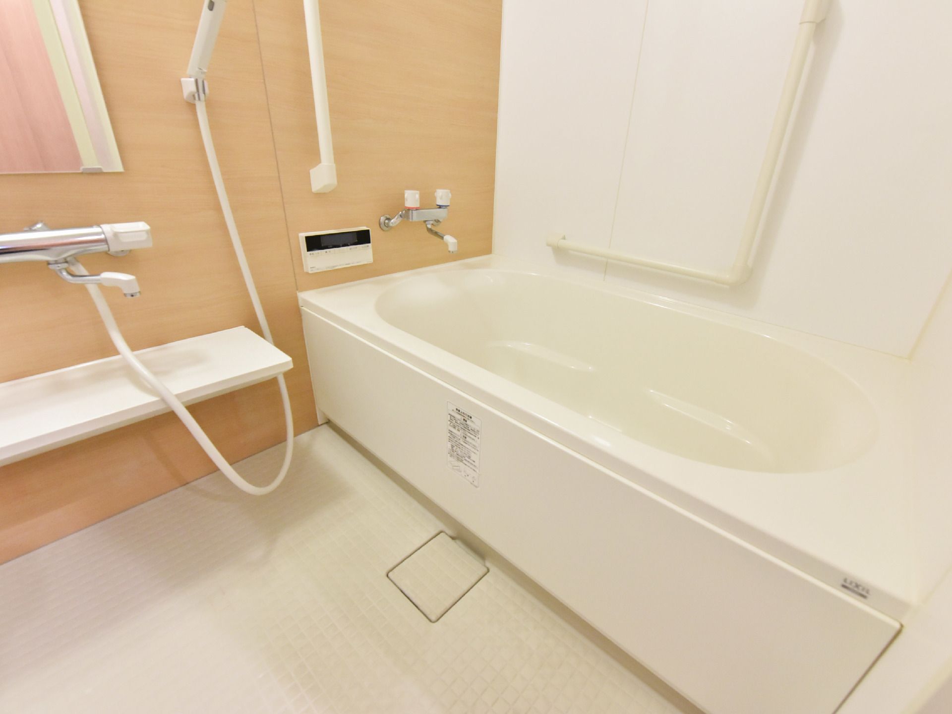バスタブ用の蛇口とシャワー用の蛇口は別に設置されている。バスタブは手をつく段差があるので高齢者でも安心。