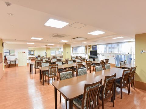 食堂は広く、たくさんのテーブルと椅子が設置されている。一度に大勢の人数で食事をとることができる。テレビをみることもできる。