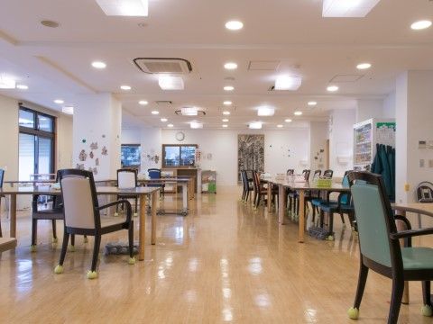 「プレザンメゾン堀川今出川」リビングです。テーブルとチェアを多く置いてありますので、歓談が促進されます。