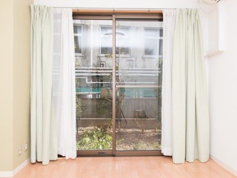 「プレザンメゾン堀川今出川」居室です。大きな窓から沢山の光を取り込めます。