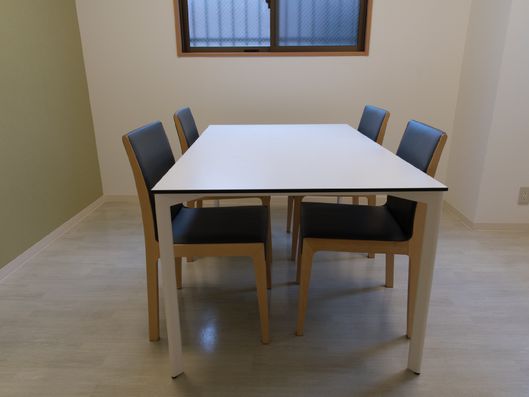 イスとテーブルがある空間