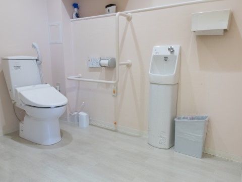 「たのしい家 堀川今出川」手すり付きで動作時の負担を抑えることができるお手洗いです。
