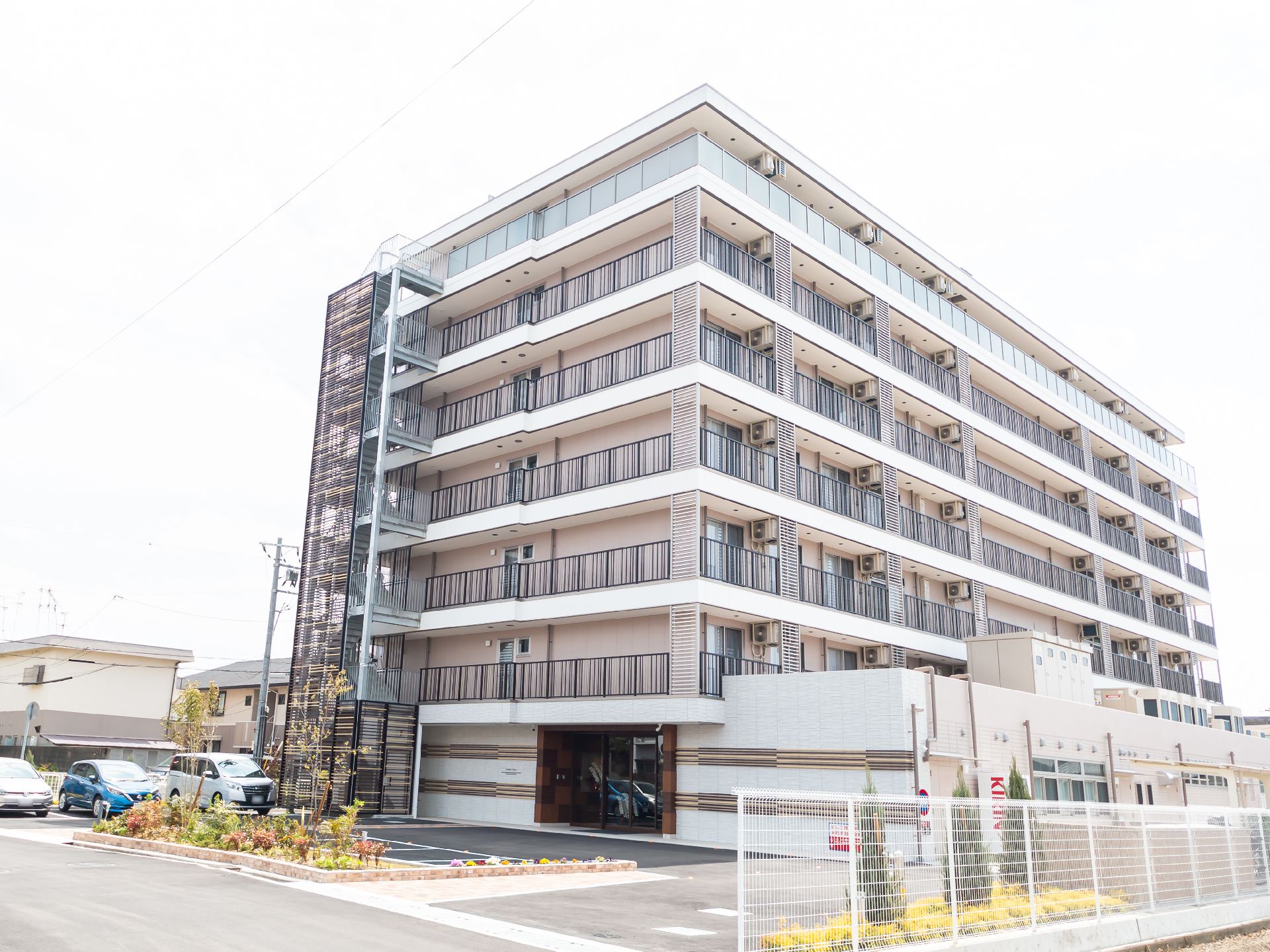駐車場も近隣にある介護施設の外観