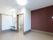 ブラウン系のアクセントクロスが貼られた部屋には車いす対応の洗面所やトイレが付いている。