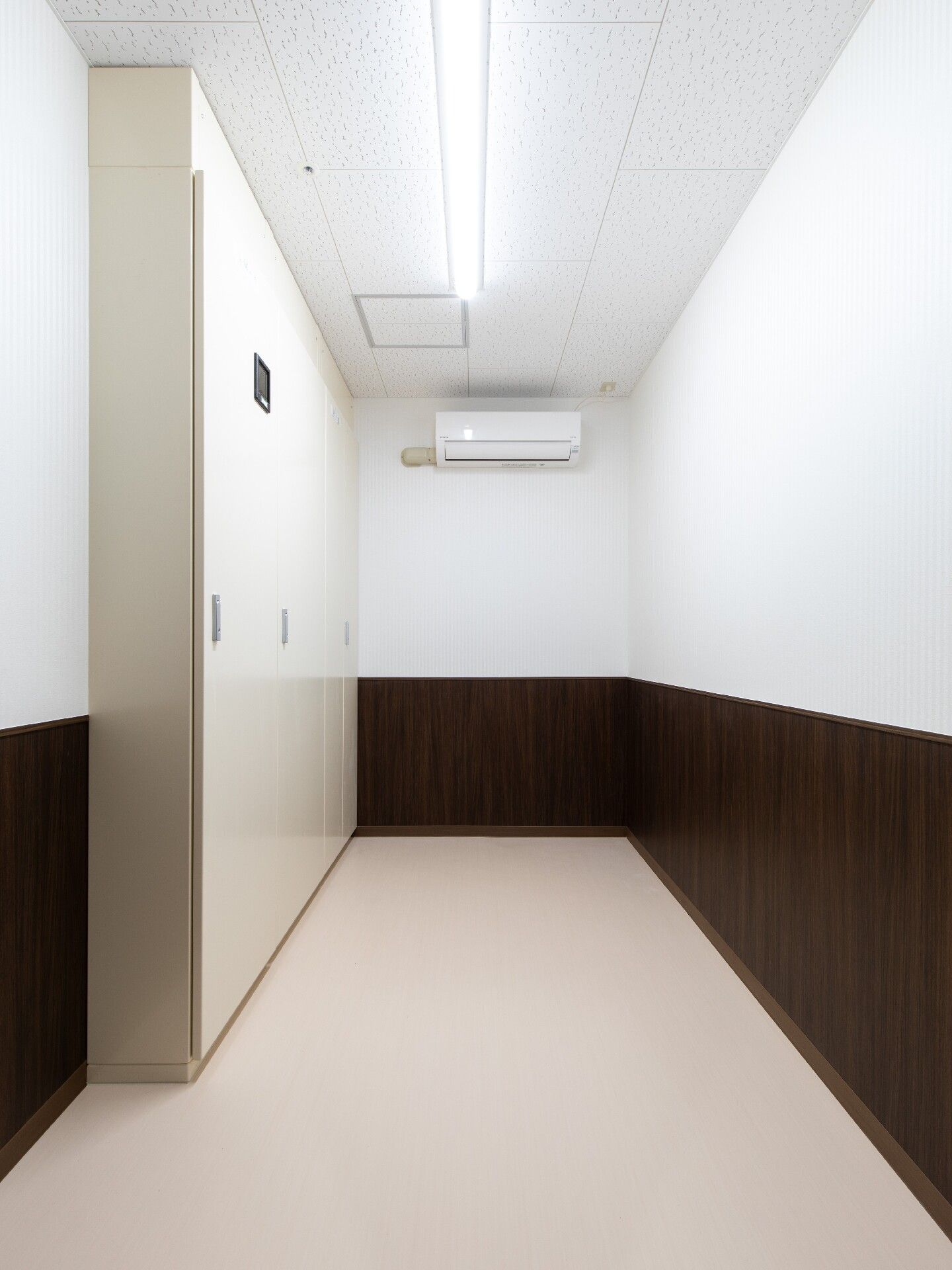 エアコンが付いたコンパクトな部屋には家具は置かれていない。