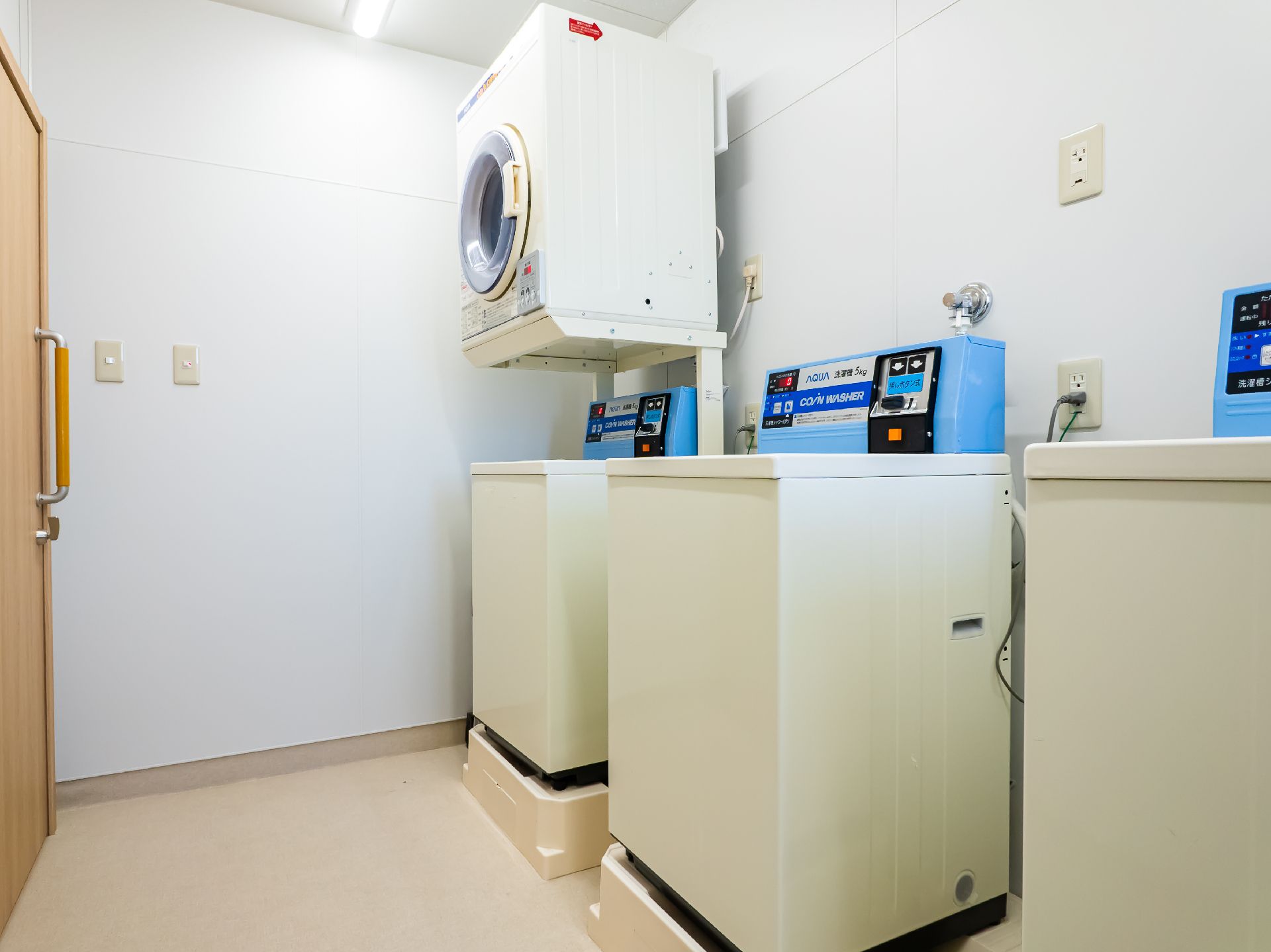 入居者が利用できる洗濯機、乾燥機が置かれているランドリー