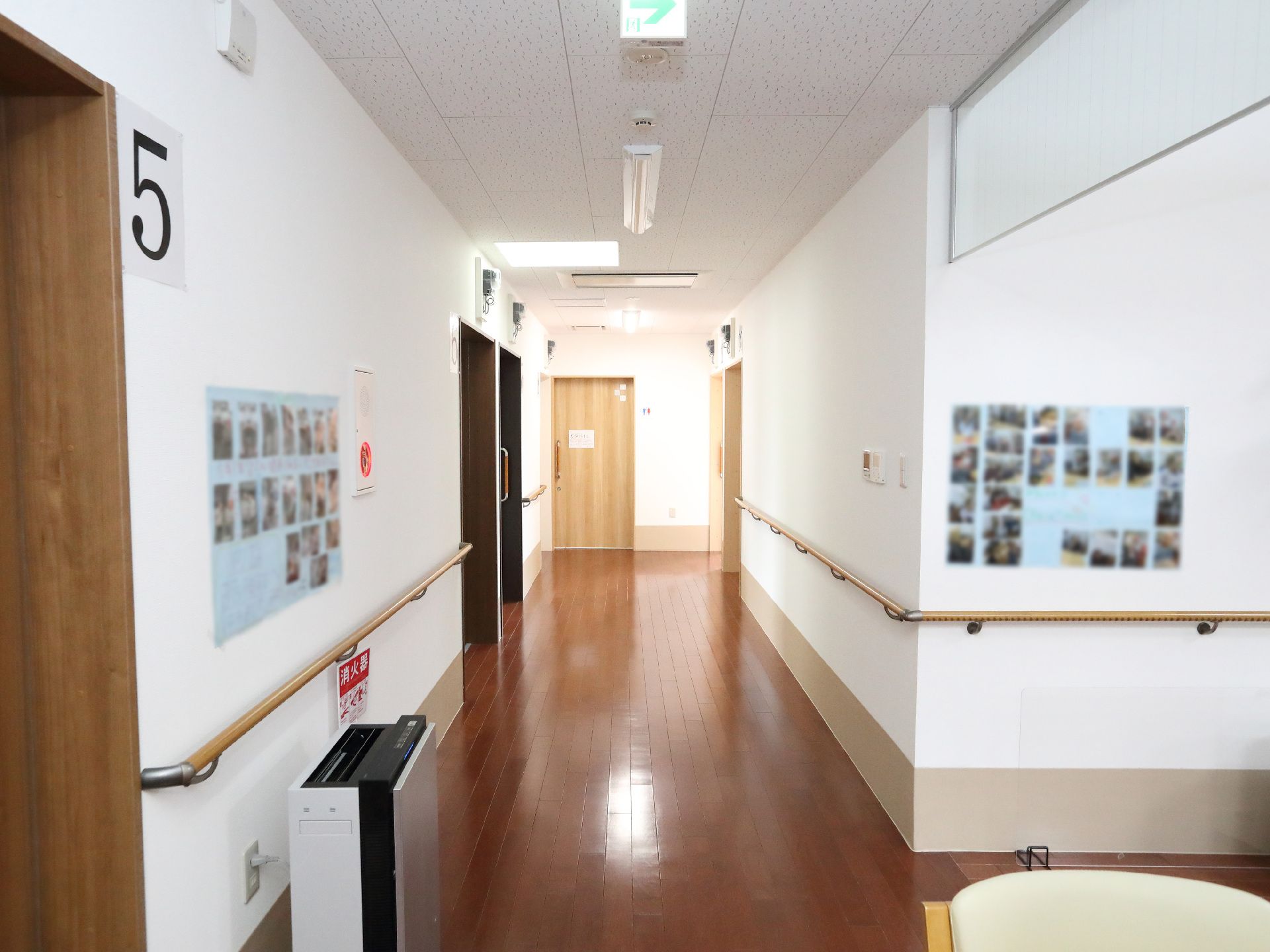 手すりが設置された廊下