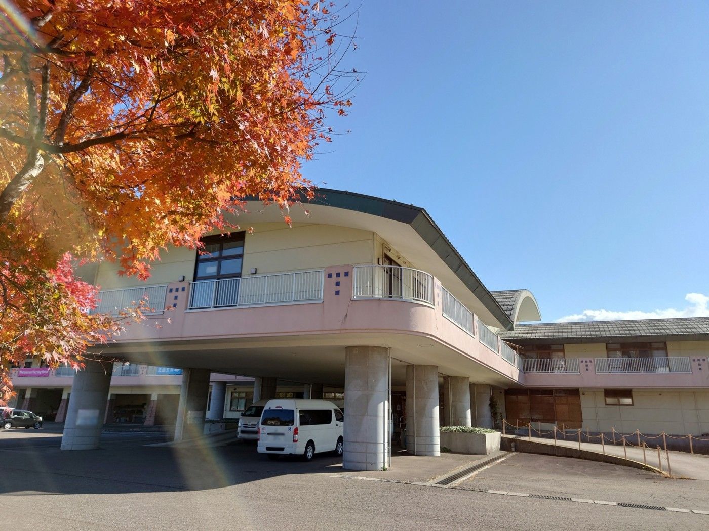 紅葉と建物の外観