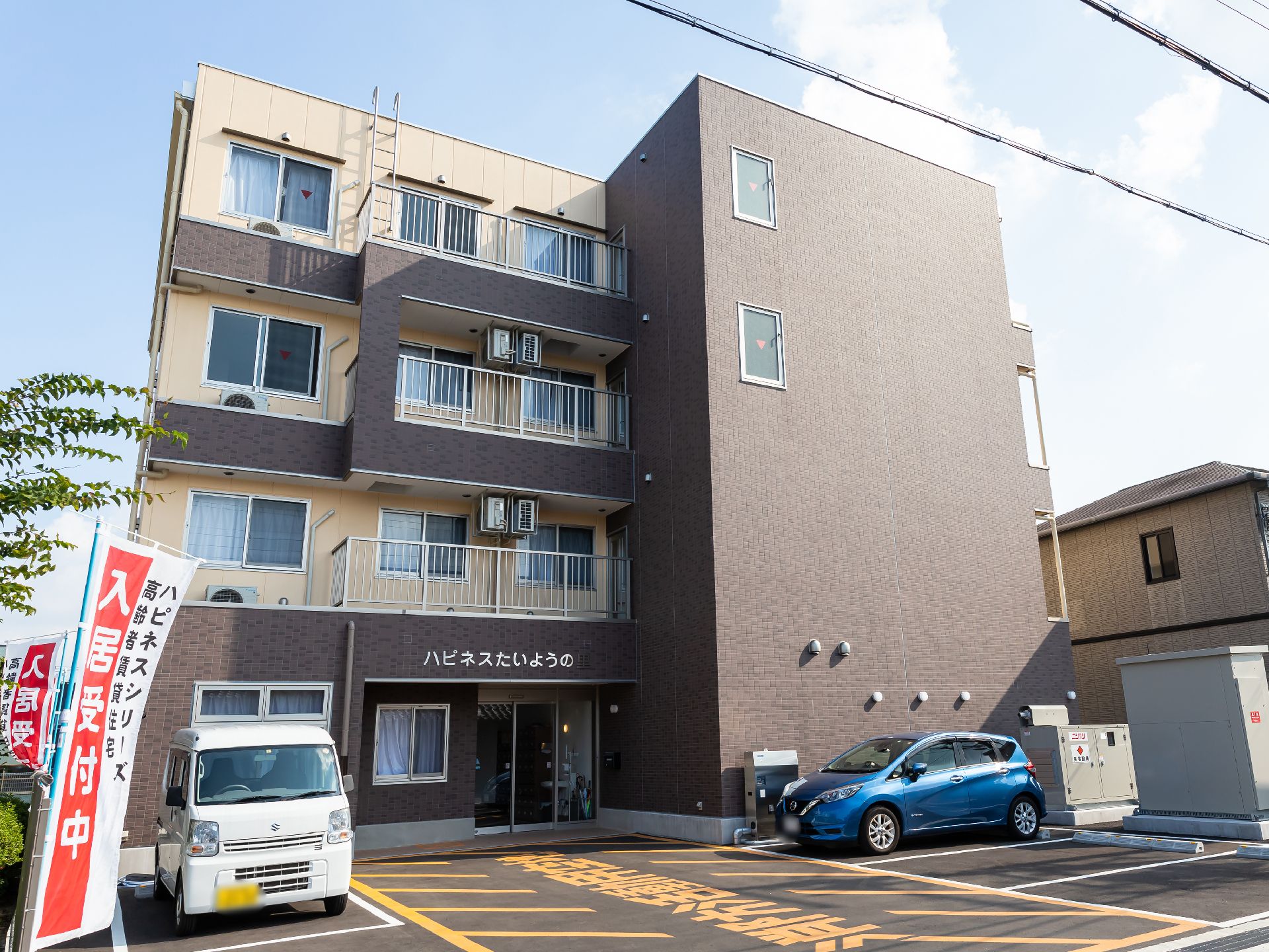滑り止めが設置され、壁に手すりが行き渡っている階段