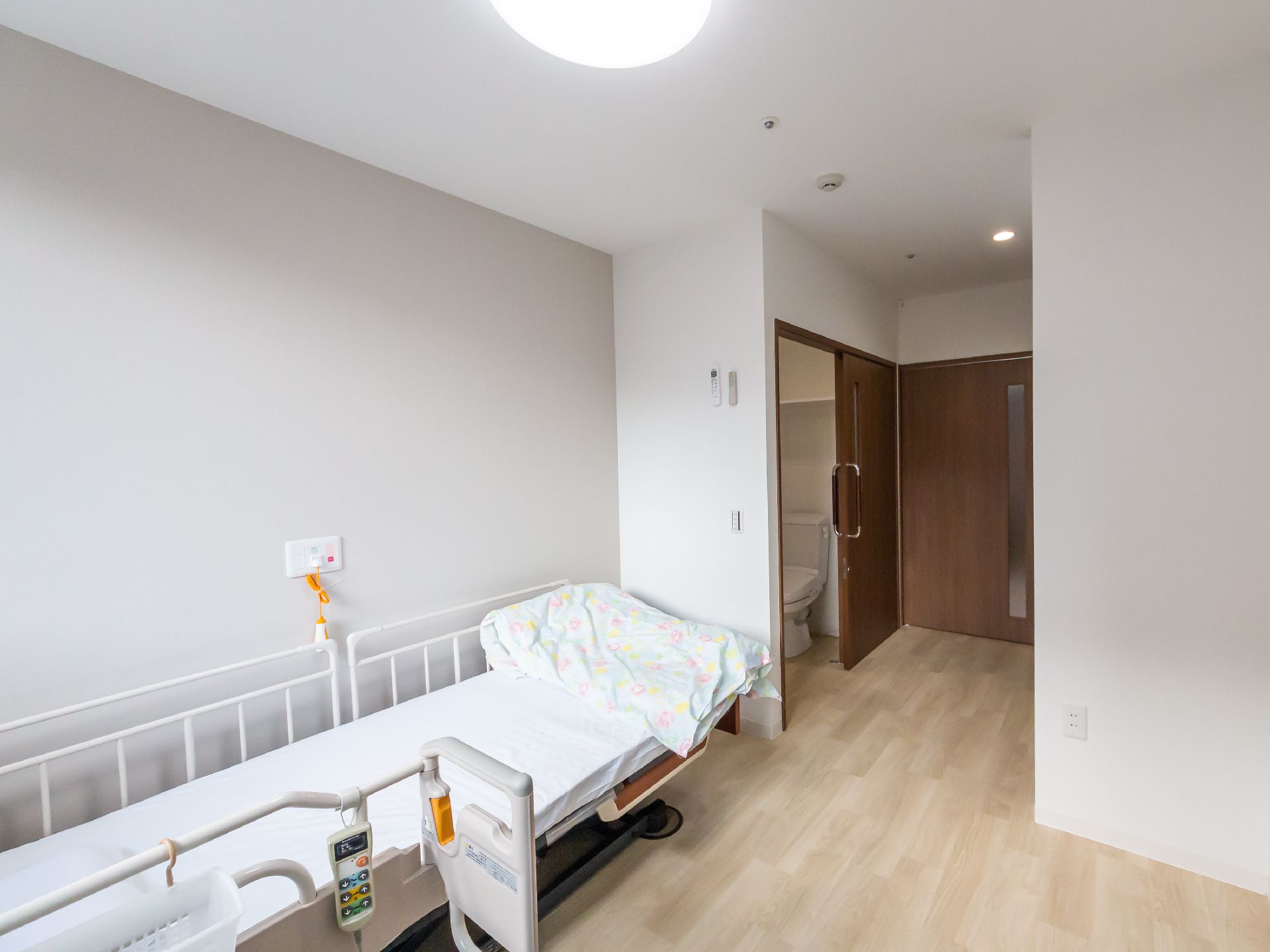 大きな介護ベッドが設置され、トイレなどが設置されている居室