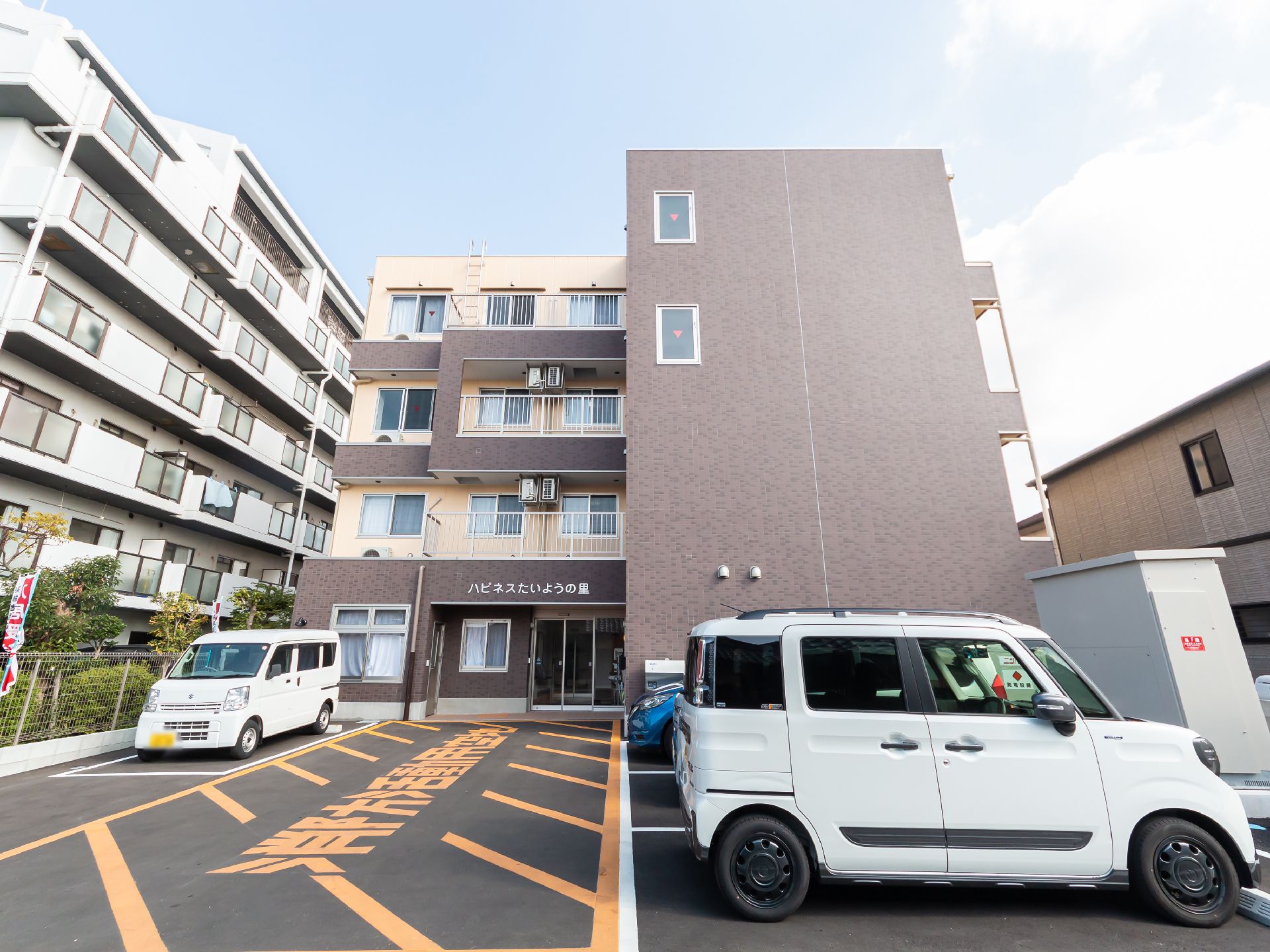 ４階建てで駐車場が近くに立地している介護施設