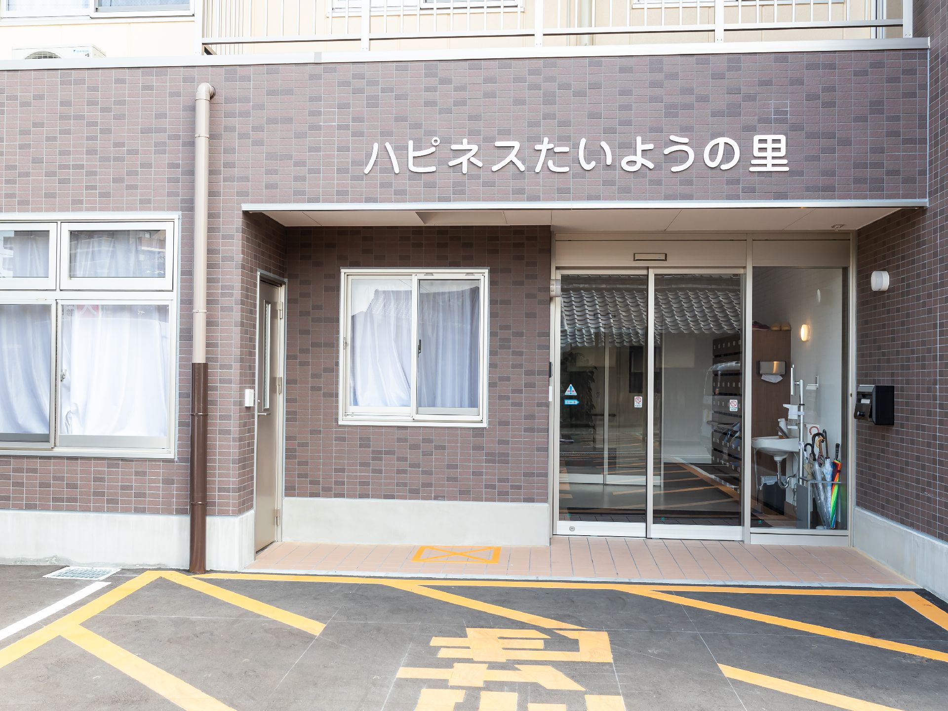 マンションのように大きく、茶色で構成された特徴的な外見