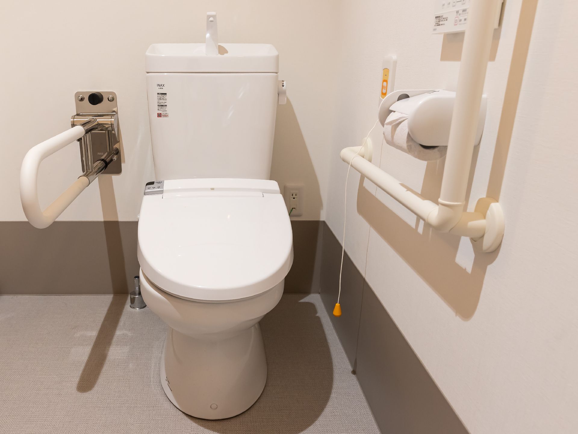 手すりが設置され、床に段差がほとんどない居室にあるトイレ