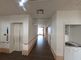 明るく広々とした廊下