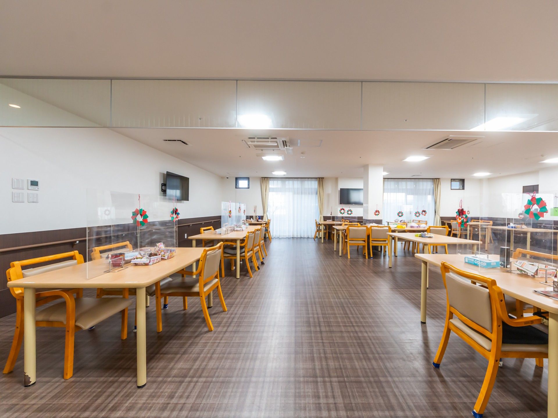 広々とした食事スペース