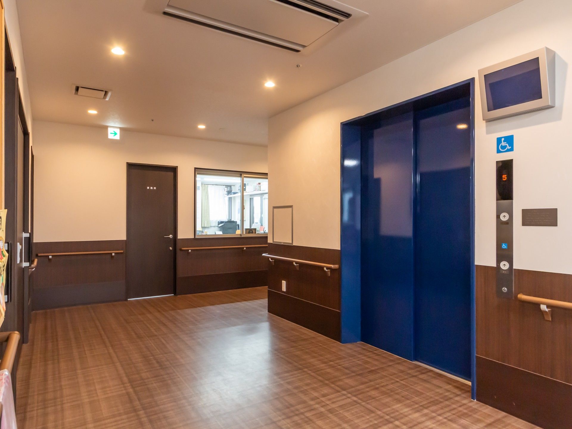 エレベーター前の廊下