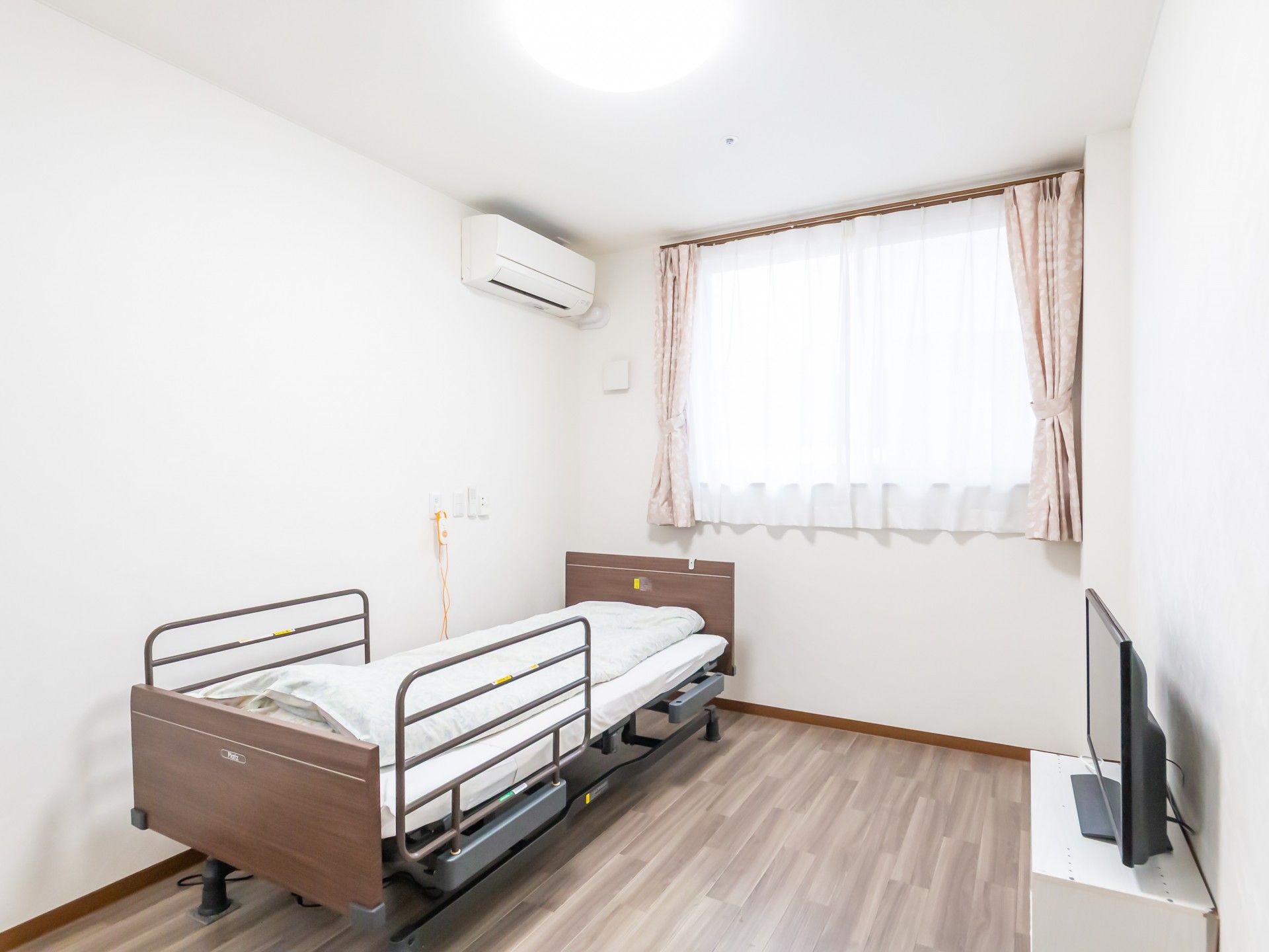 明るい個室のベッド