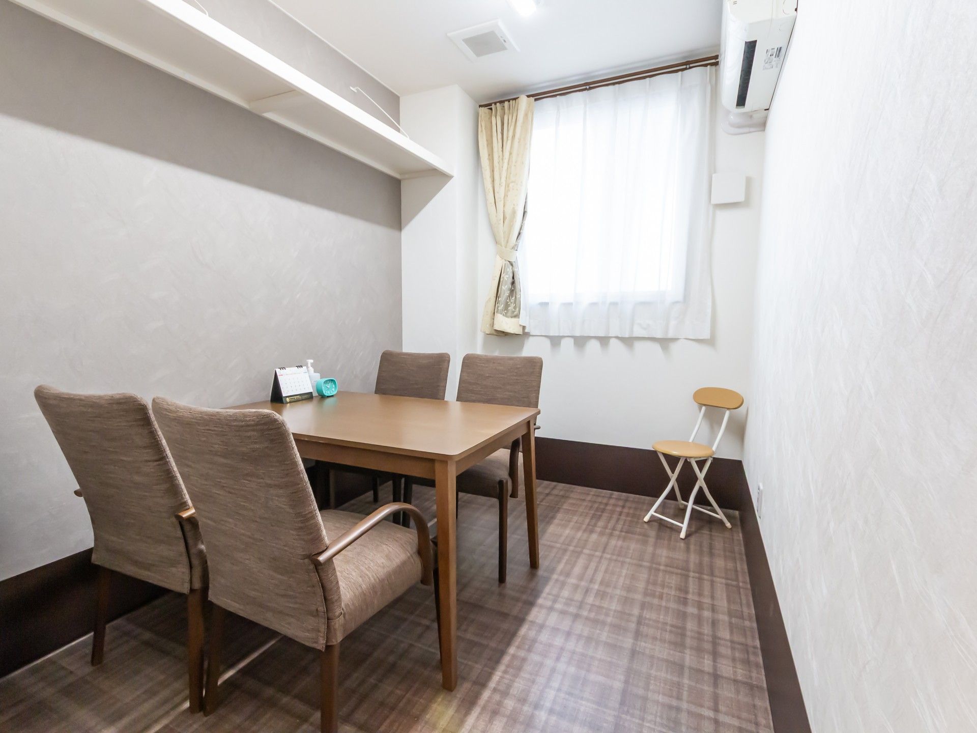 落ち着いた雰囲気の部屋