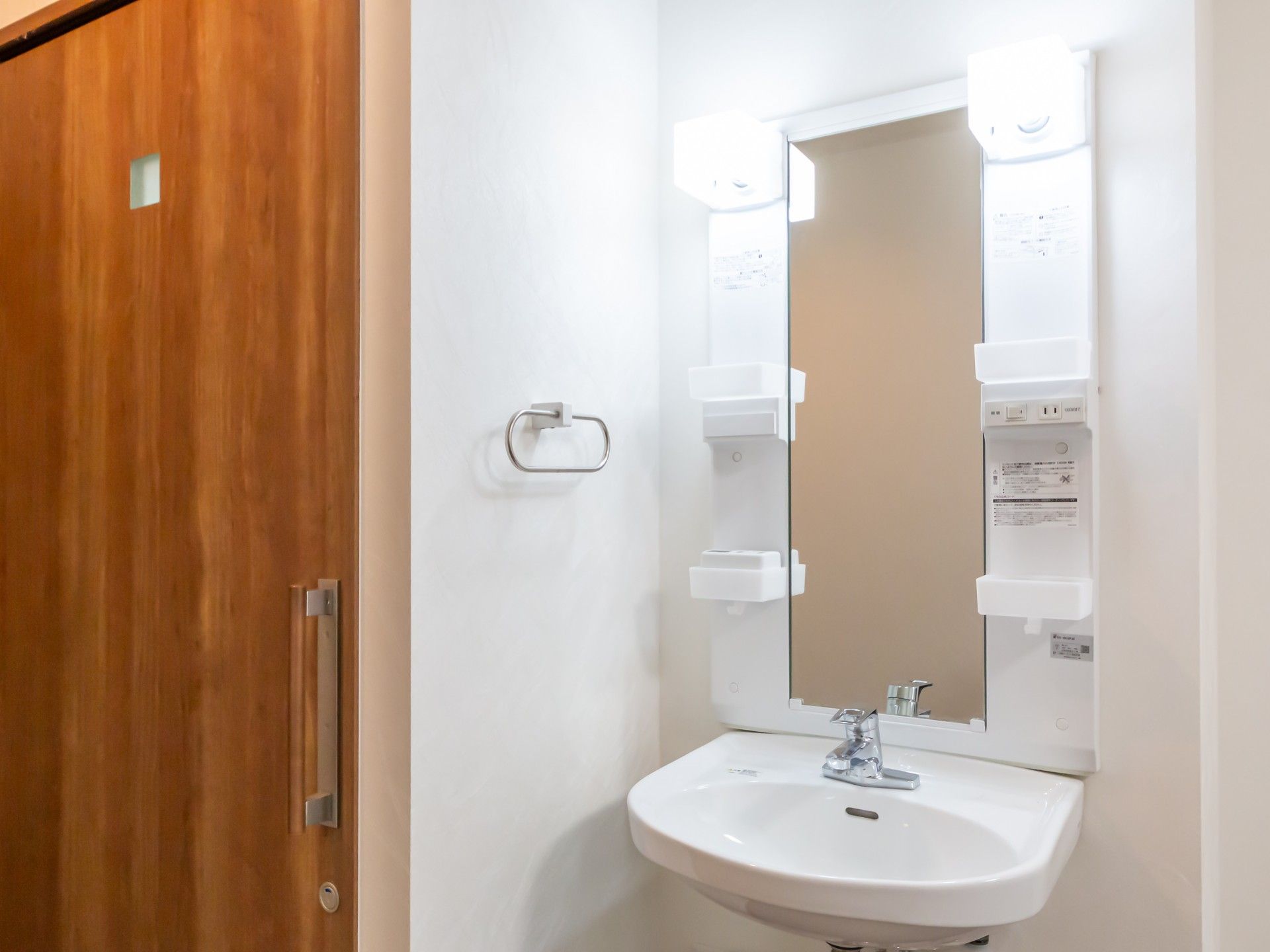 洗面台と木製ドア