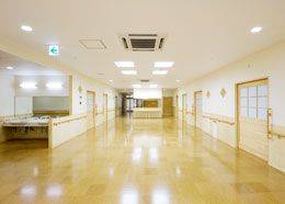 広々とした明るい廊下