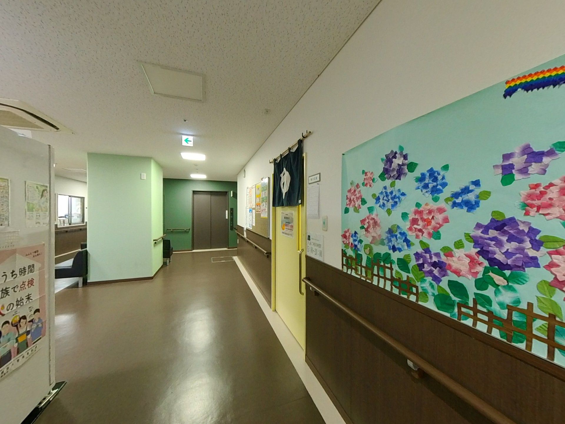 手すりが設置された通路