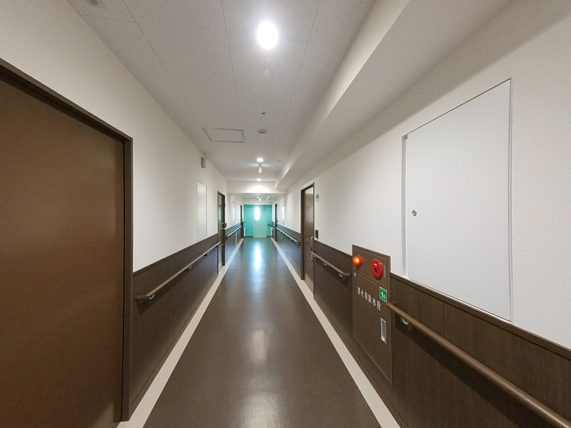 手すりが設置された廊下