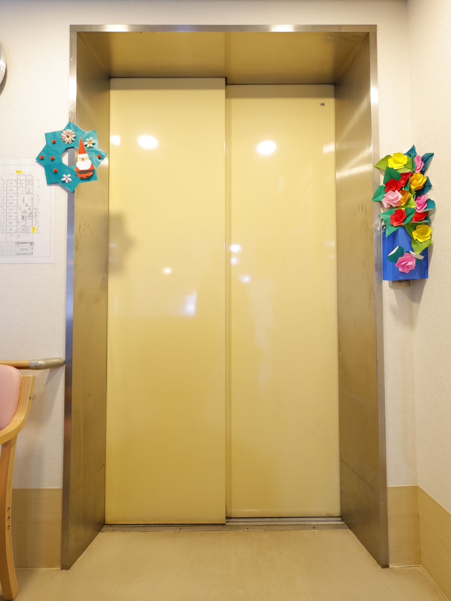 扉の周りに飾り付けがされているエレベーター