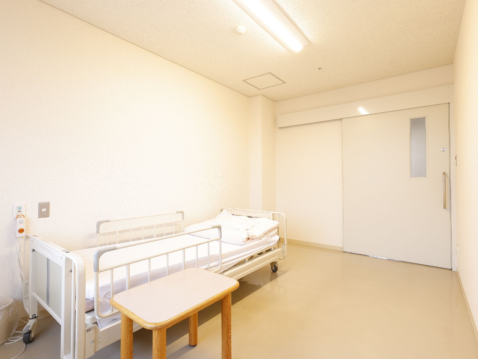 ベッドの横にナースコールがついている居室