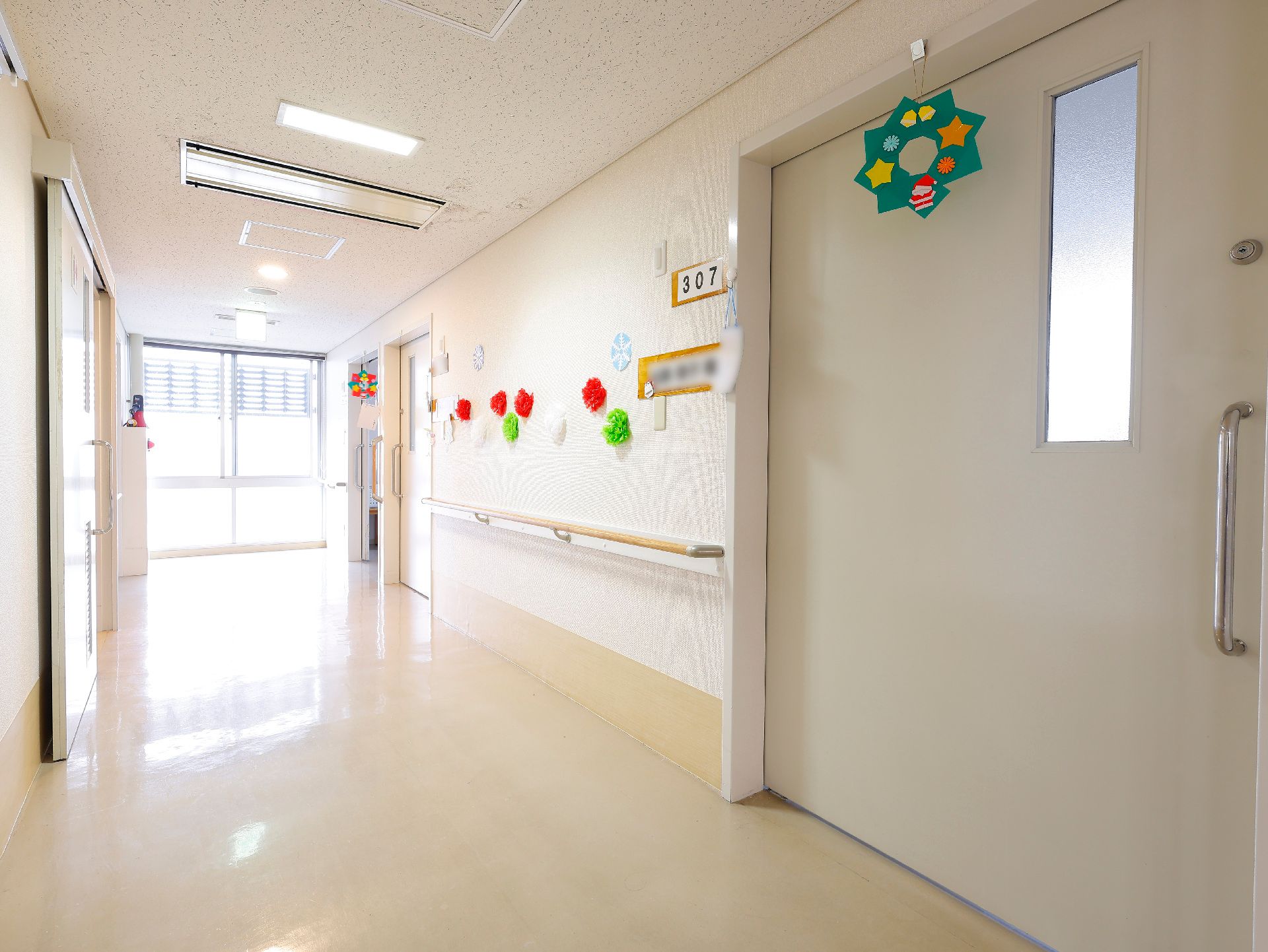 広い通路で通りやすくなっている廊下