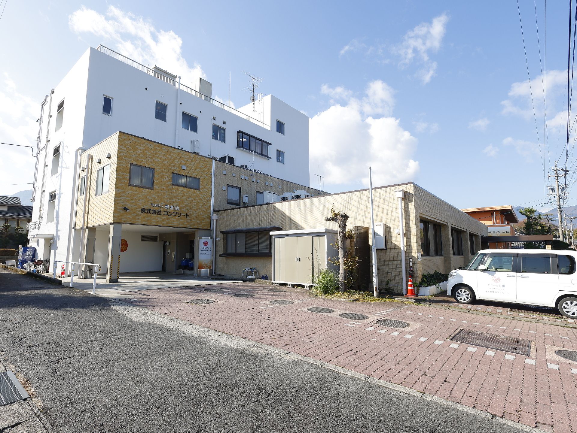 施設の前に車が停まっている外観