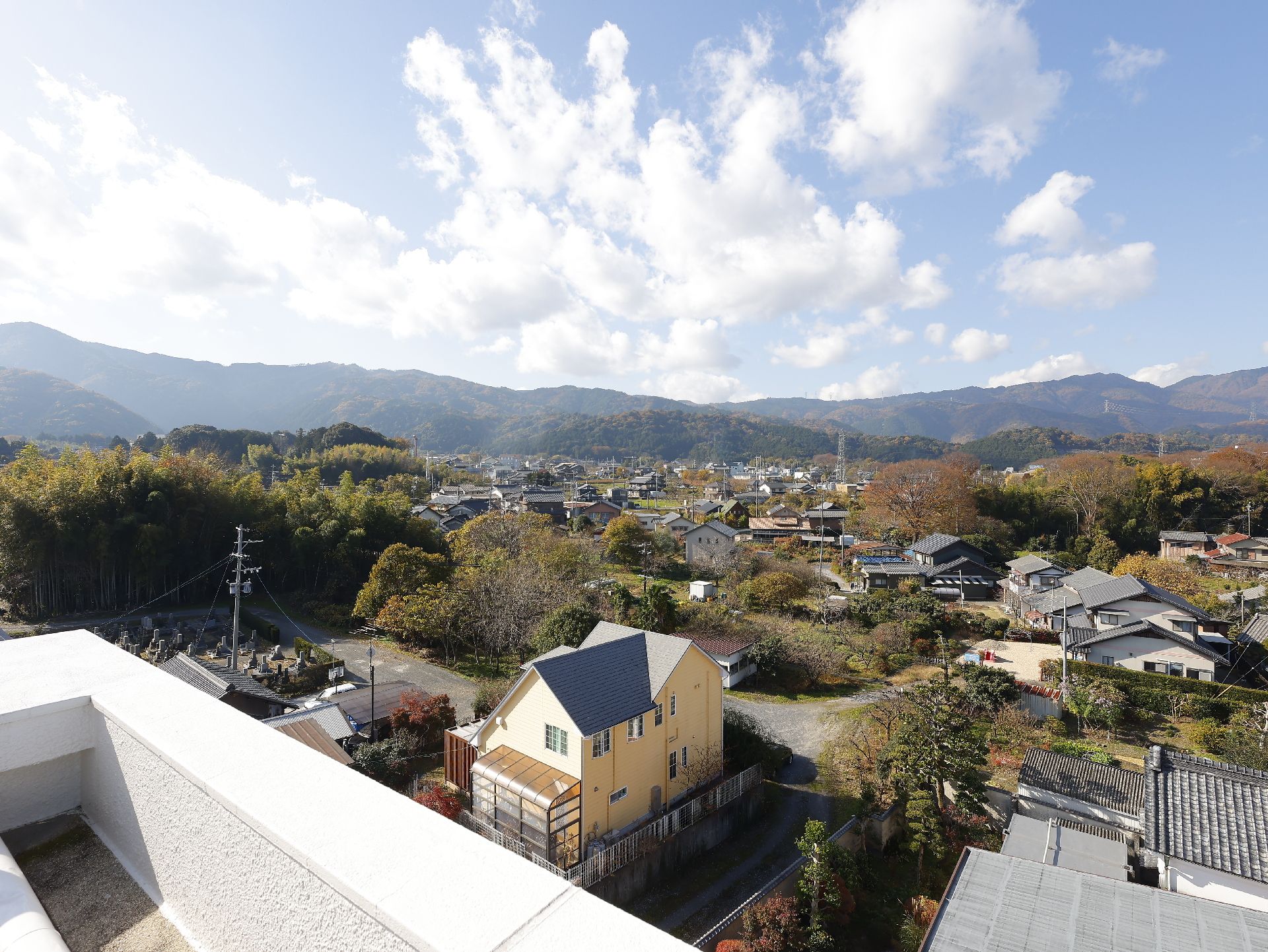 民家がぽつぽつと見える景色