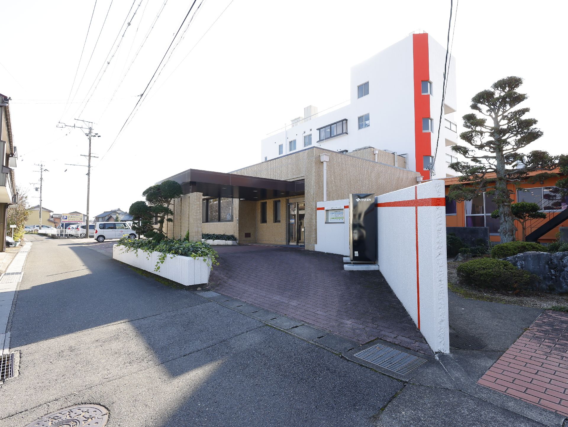 スロープの緩い坂になっている玄関