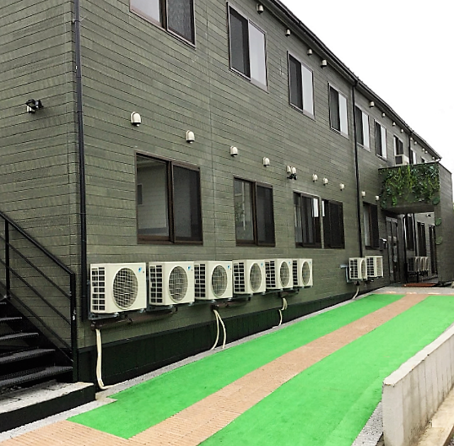 緑の通路のある建物