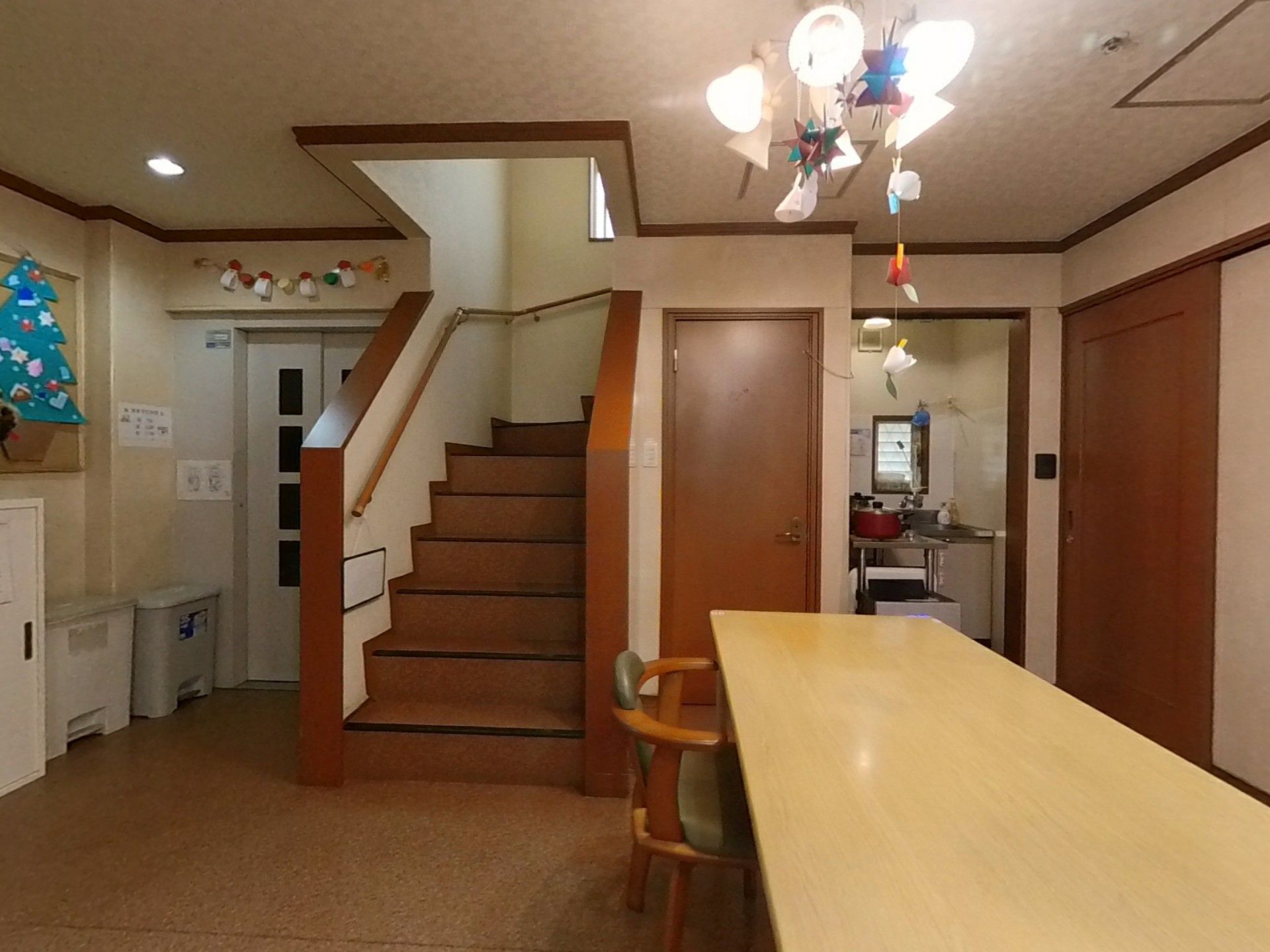 階段とテーブルのある部屋