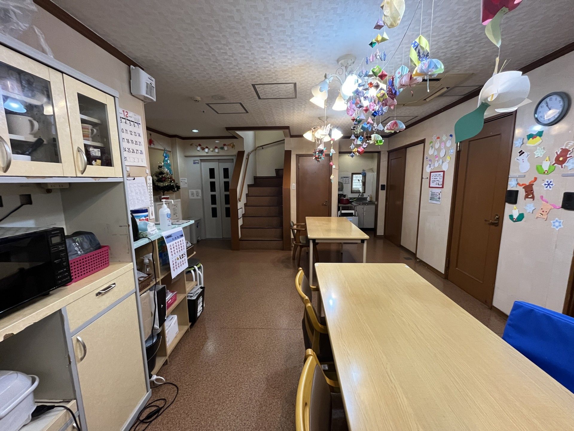 飾りが吊るされた廊下