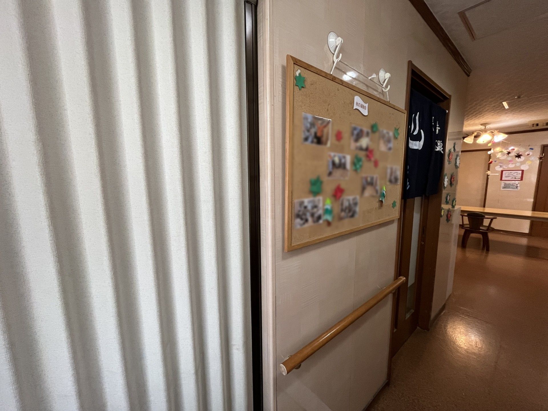 掲示板と廊下の様子