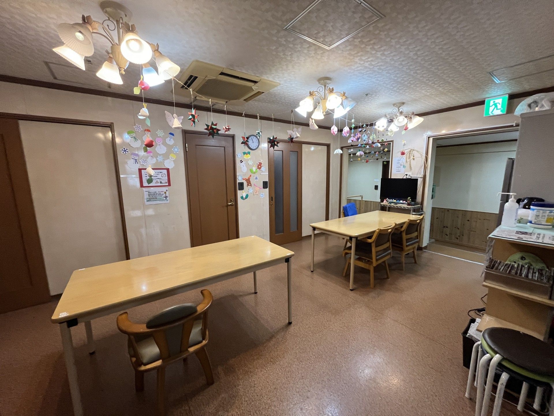 飾りが吊るされた部屋